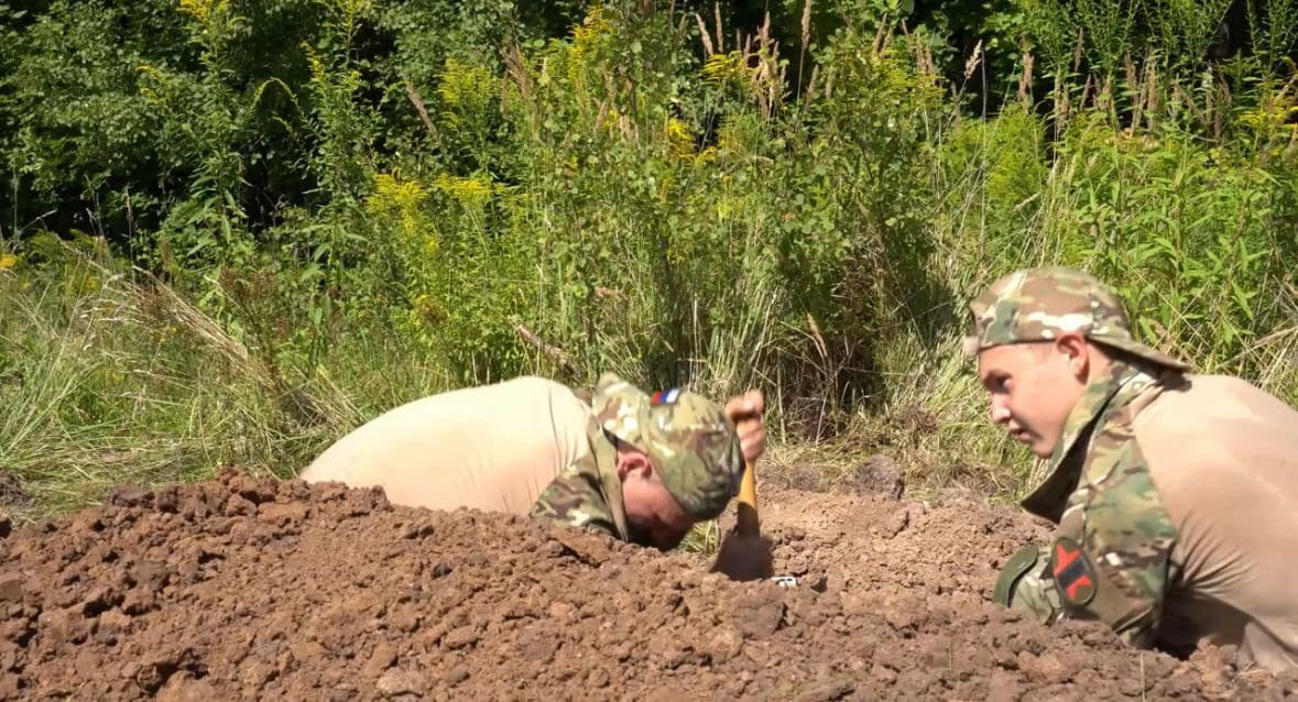 Хороший окоп - защита жизни бойца!