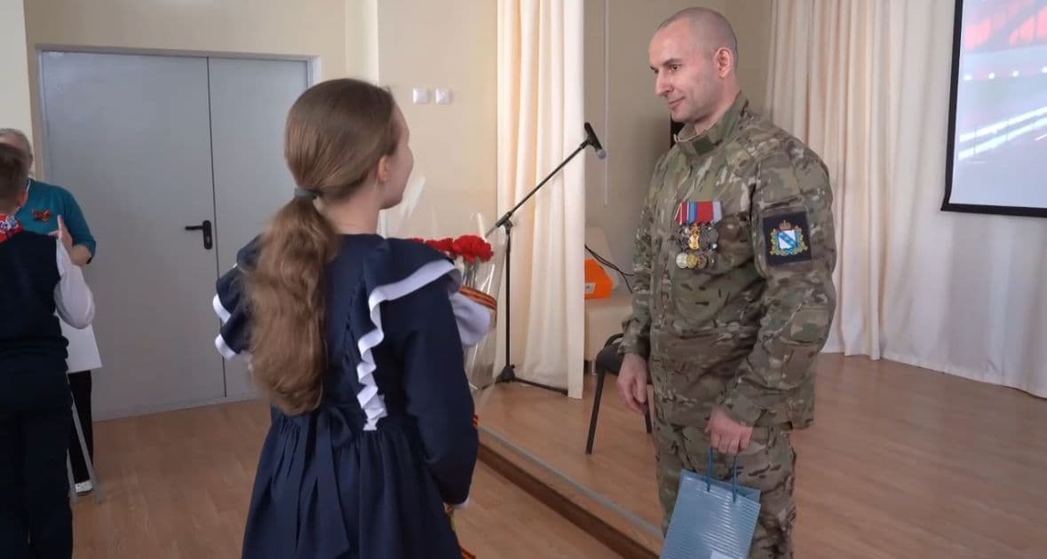 В гимназии №4 прошла встреча с ветераном СВО, сотрудником Центра «Патриот» Максимом Калуцких. 