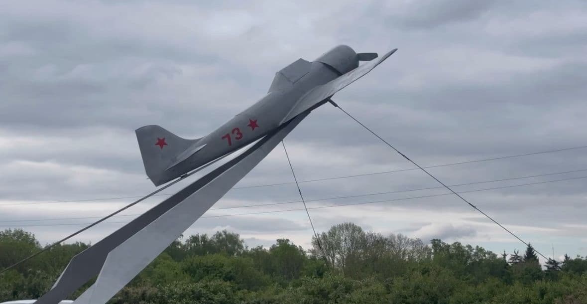 Тот же лес, тот же воздух и та же вода… Только — он не вернулся из боя.