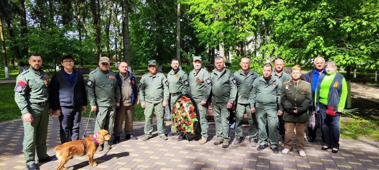 Память героев Великой Отечественной войны в День Победы почтили добровольцы пожарной команды Центра «Патриот».