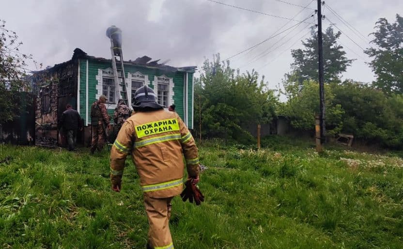 Прошедшей ночью в результате атаки вражеского БПЛА загорелся жилой дом и хозяйственные постройки в Хомутовском районе. 