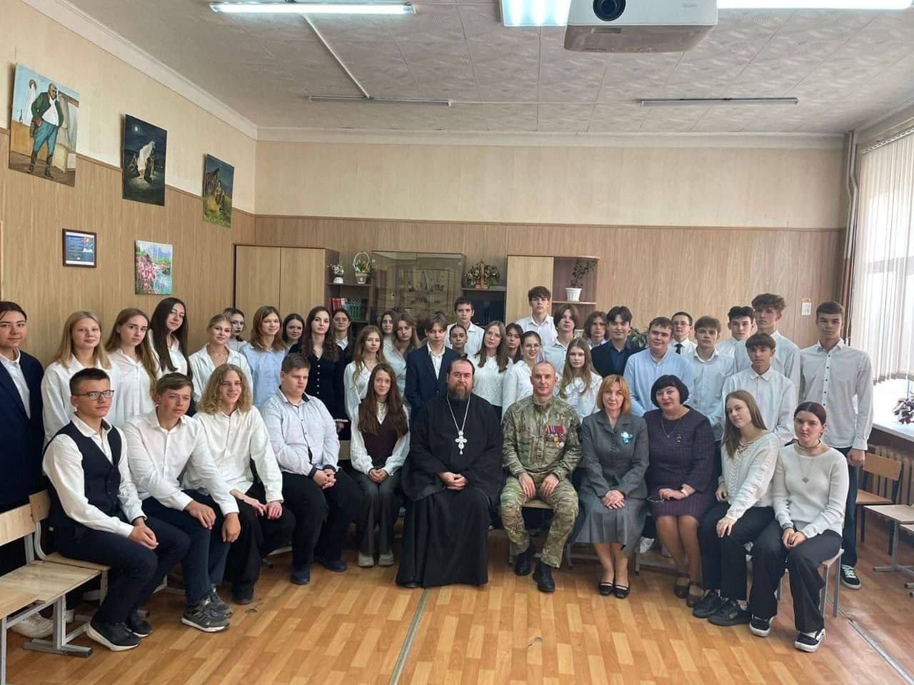 В продолжении проекта «Россия - Родина Героев во все времена» в школе №32 прошла встреча с сотрудником Центра «Патриот» Максимом Калуцких.