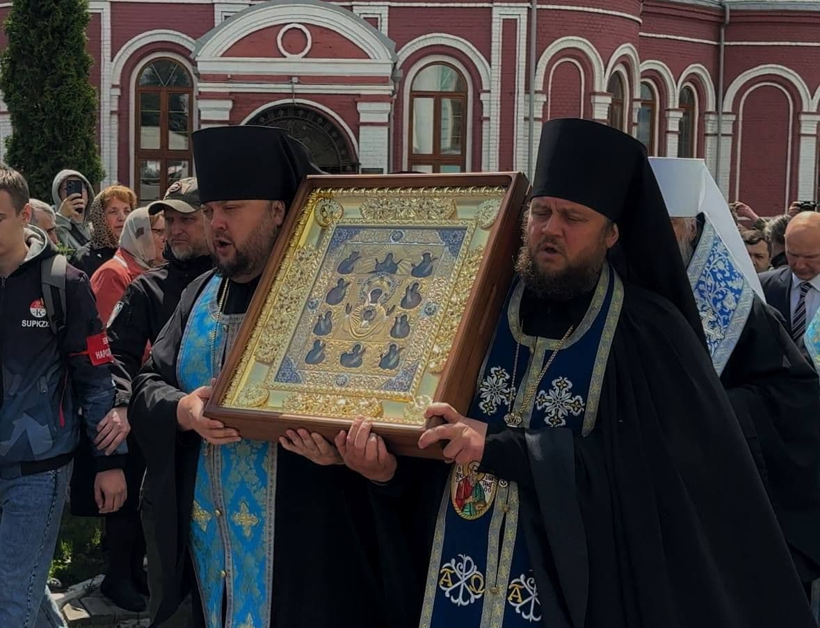 Вчера утро в Воскресенском храме Курска началось с Божественной литургии