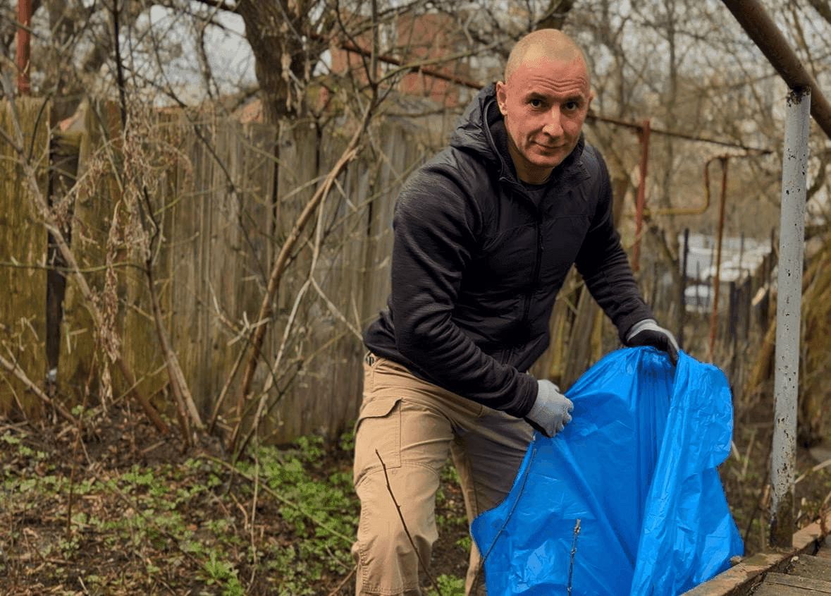 Утро выходного дня начали правильно - с заботы о чистоте родного города!