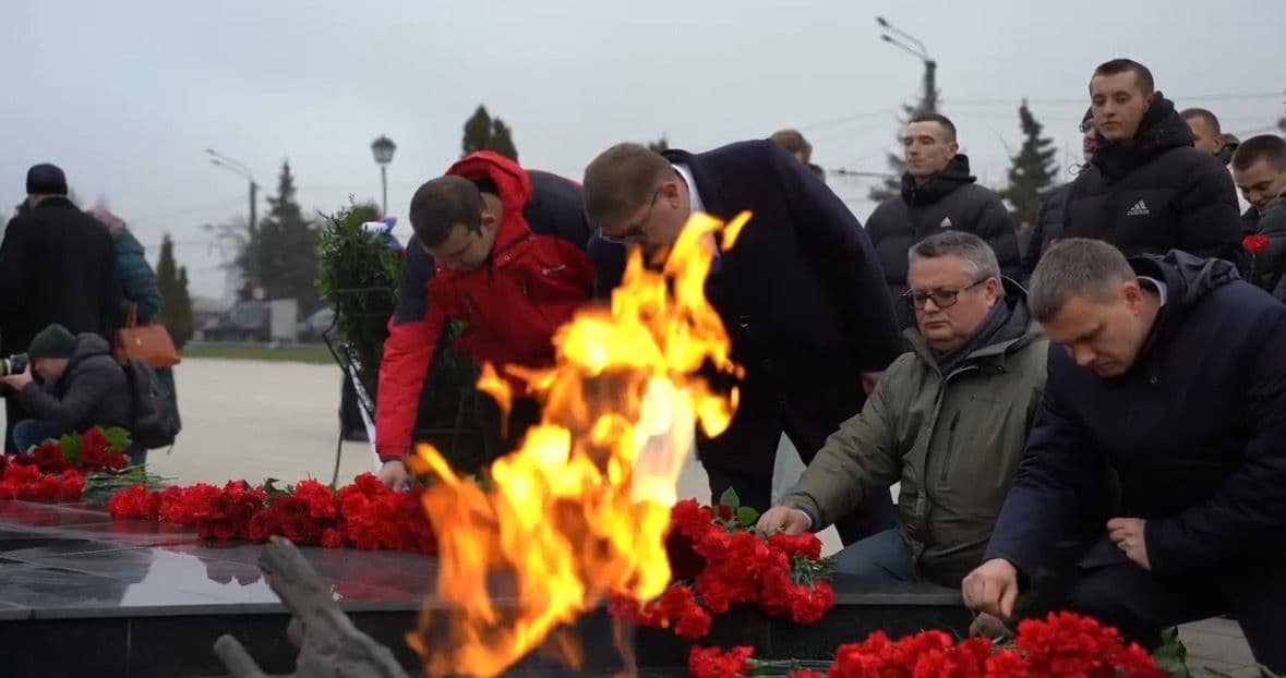 В День Неизвестного Солдата куряне почтили память советских и российских воинов, отдавших жизни за Родину.