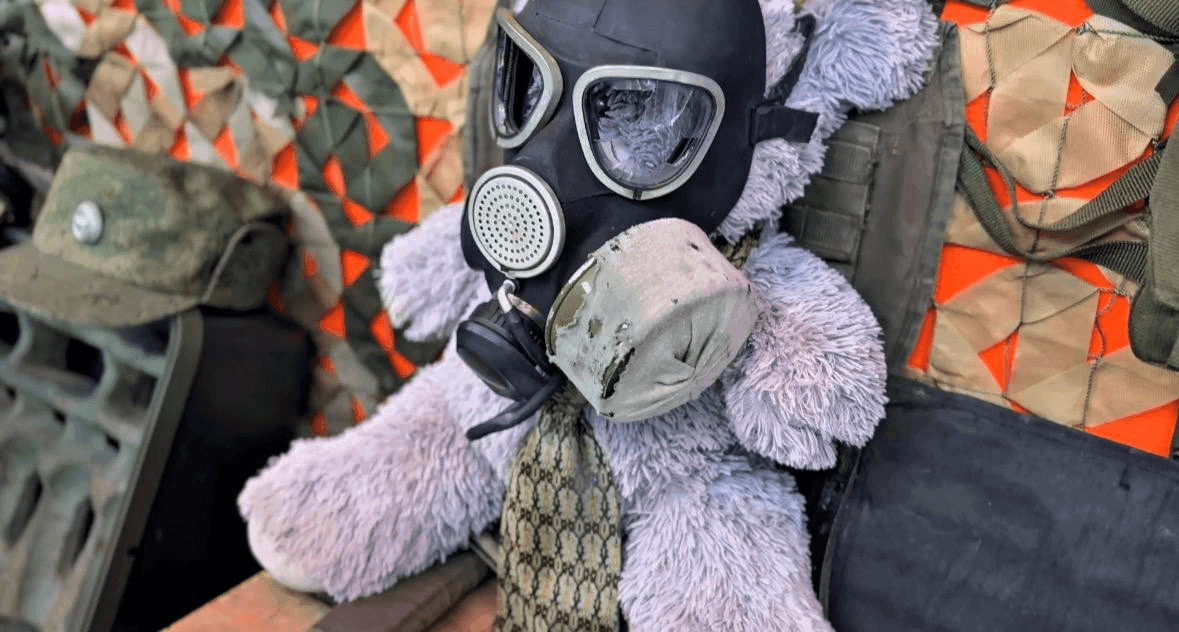 За стеклом - история