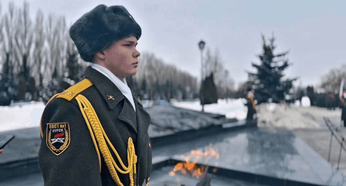 ЗДЕСЬ ПАМЯТЬ ЗАСТЫЛА В ГРАНИТЕ...