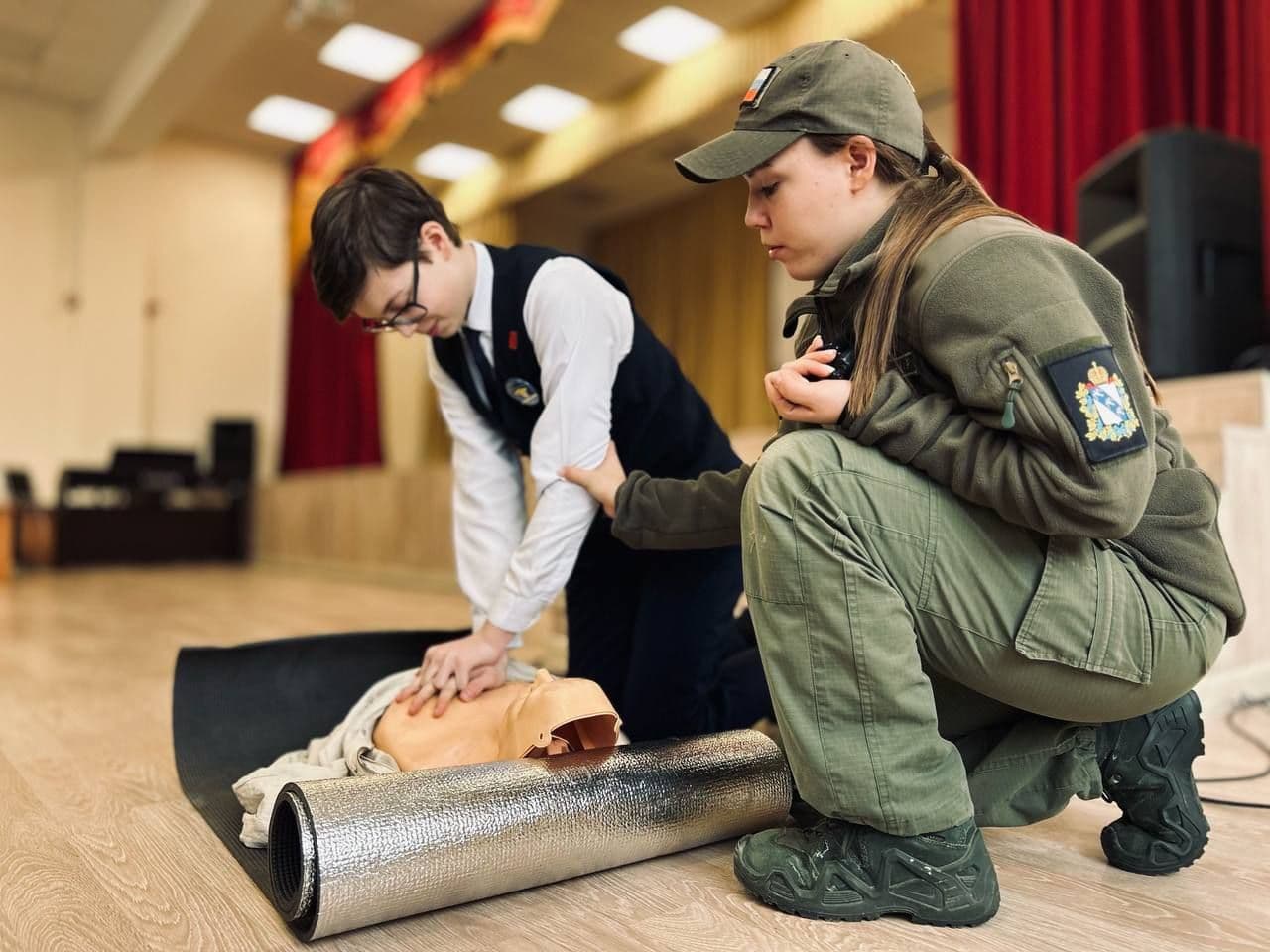 Всегда ли нужен жгут при остановке кровотечений? Чем можно заменить шину при переломе?