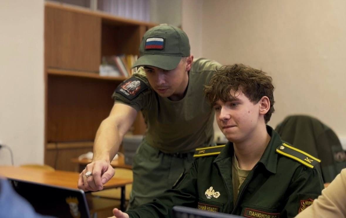 Специалисты Центра "Патриот" приехали к ребятам школы №43 им. Г. К. Жукова. Для учащихся провели акцию "Операторы БПЛА"